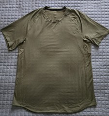 Lululemon Mens Large Green Athletic Training Shirt Short Sleeve Running Tee EUC