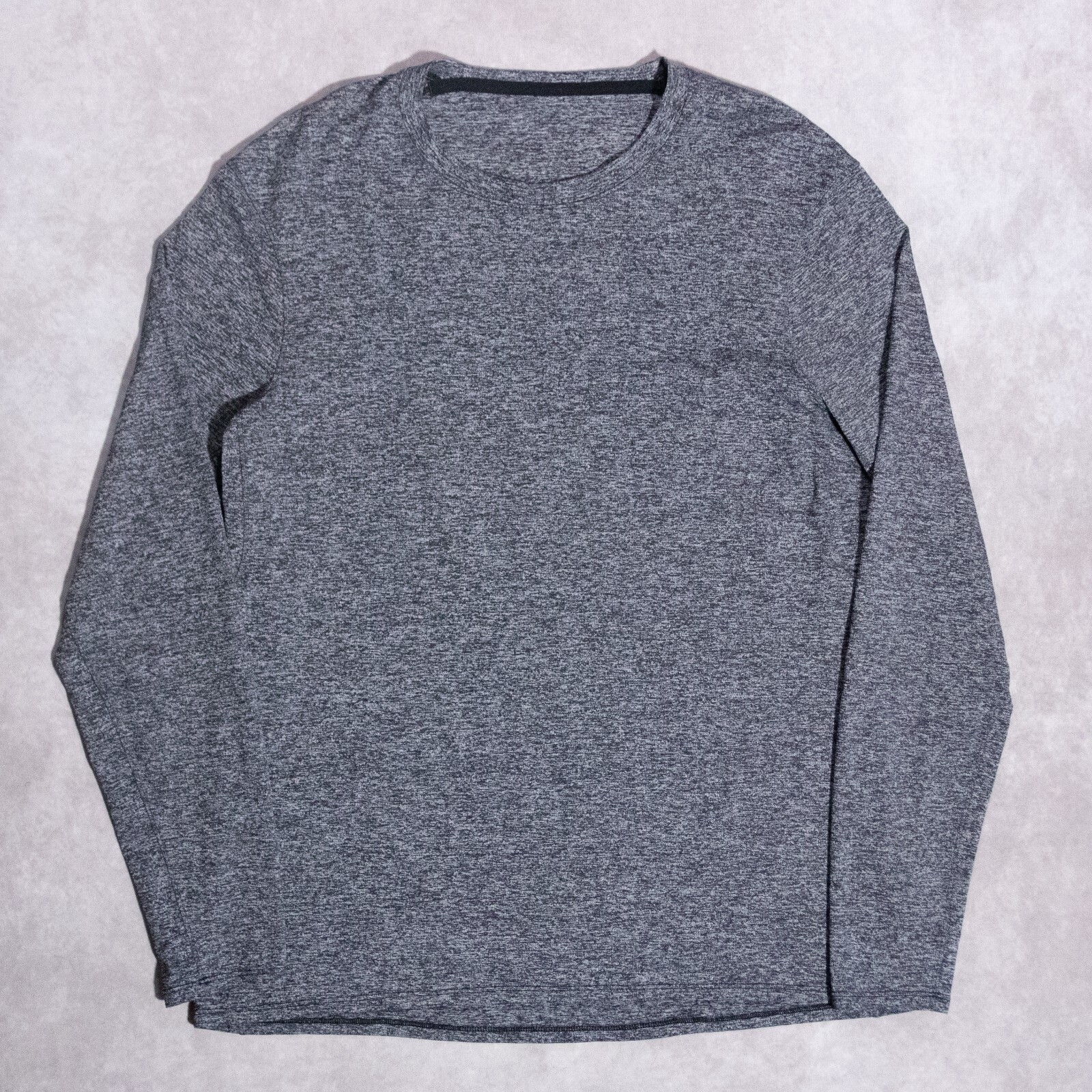 Lululemon Men's Surge Warm Crew Long Sleeve Dark Gray Pullover Shirt M/L (21x29) gallery