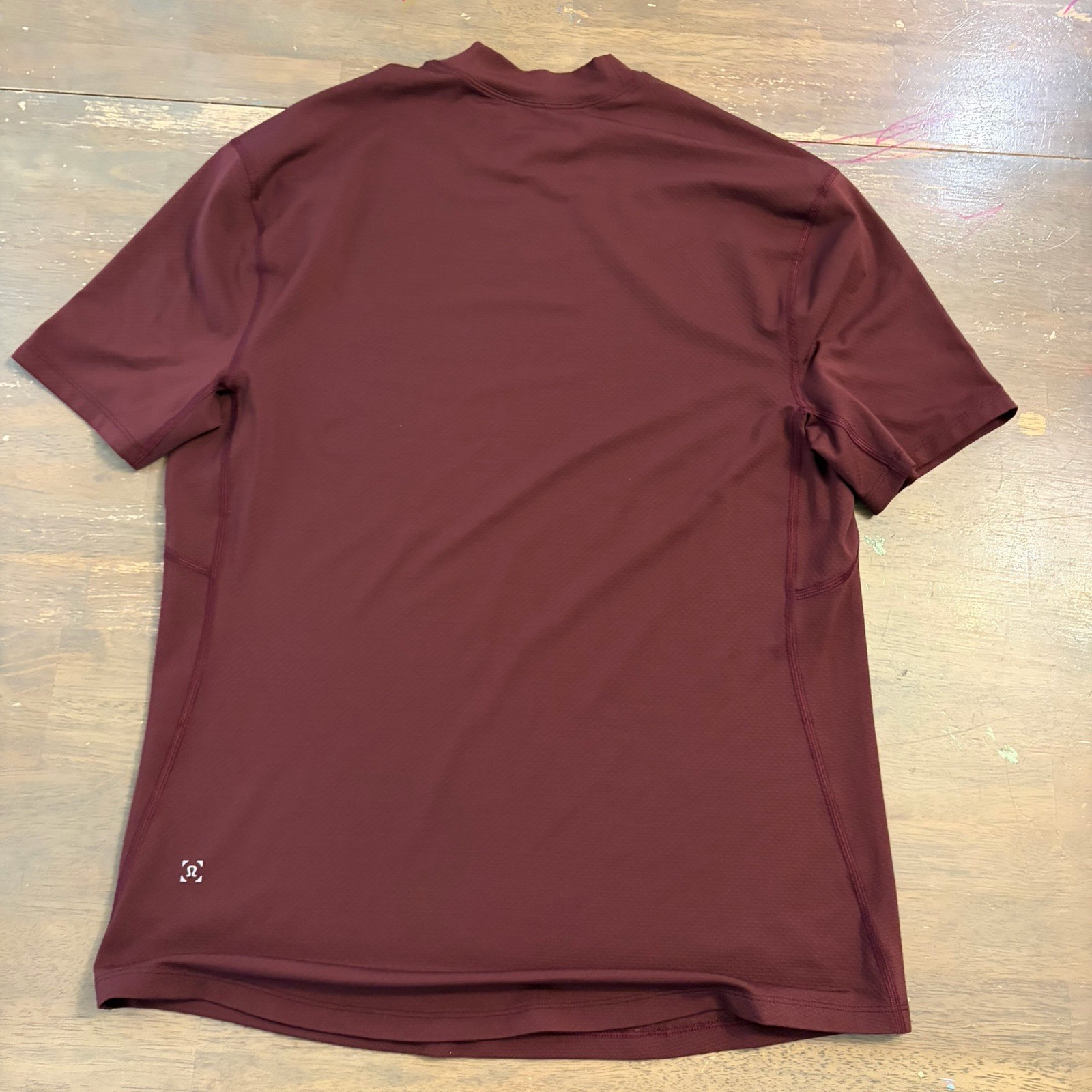Lululemon License to Move T-Shirt Mens Medium Burgundy Mock Neck Waffle Knit gallery