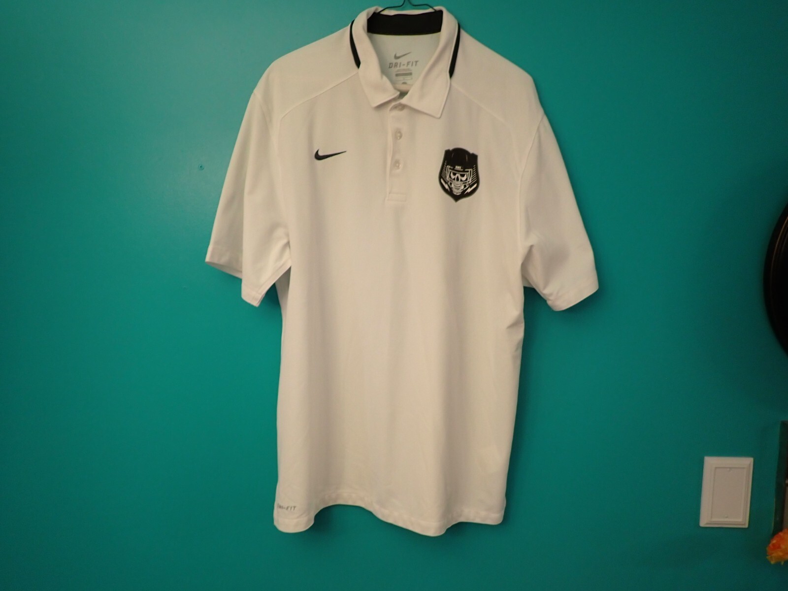 Men’s Nike DriFit Grind Football Skull Helmet White Performance Polo Shirt Large gallery