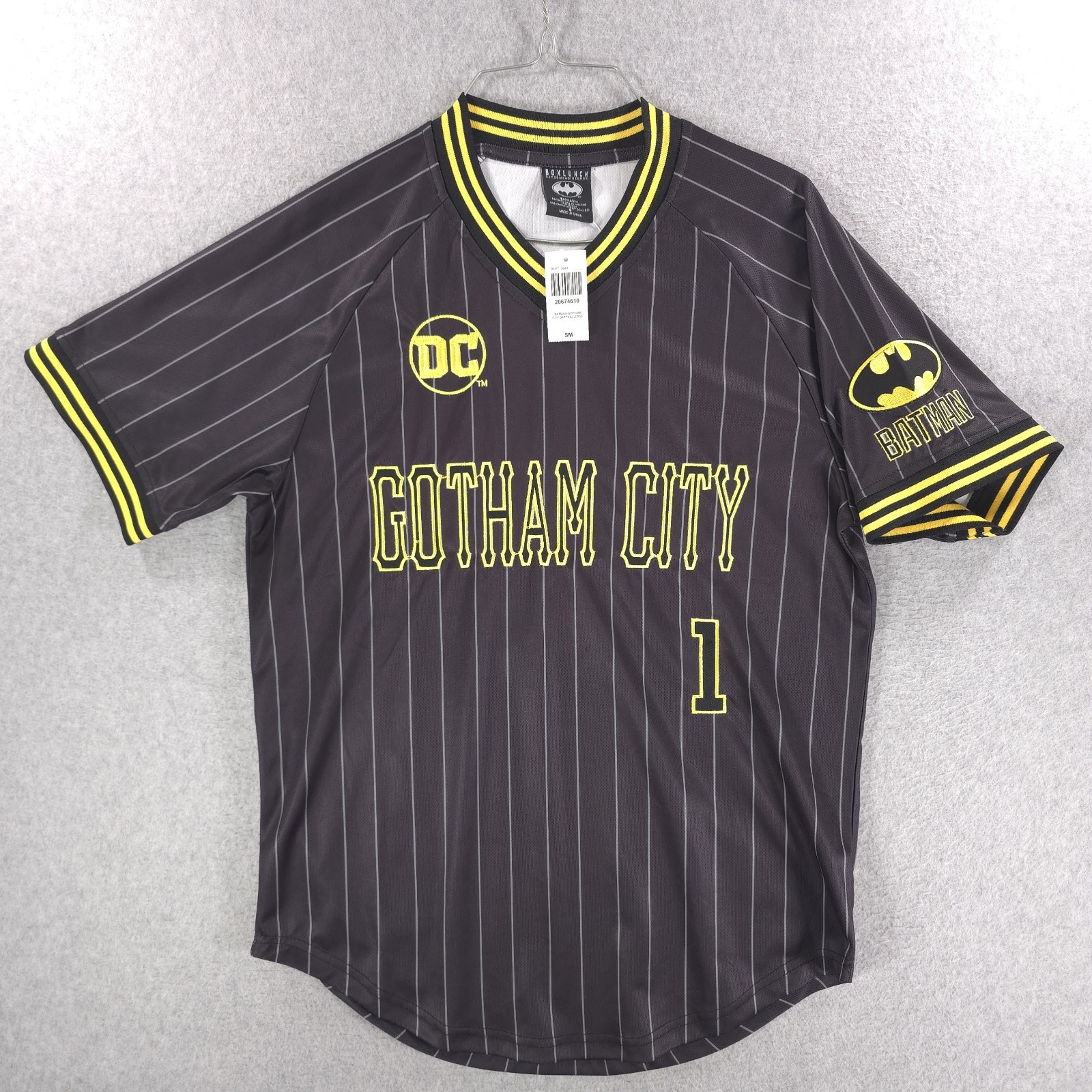 Box Lunch Batman Bruce Wayne Gotham City Batting Baseball Jersey Mens Small gallery