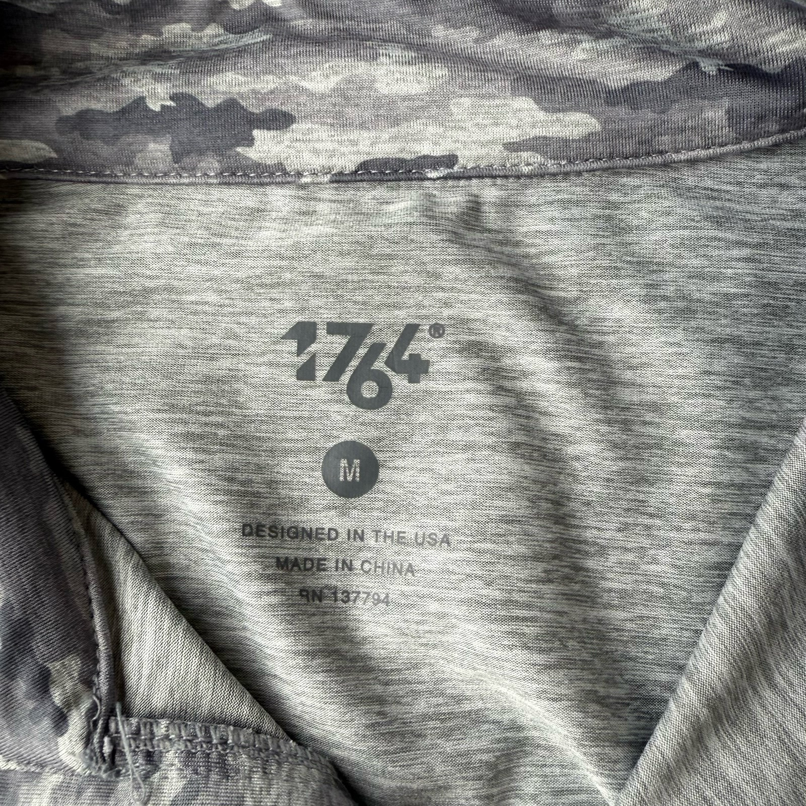 1764 Golf Performance 1/4 Zip Sweater Mens Medium Gray Camo Activewear Pullover gallery