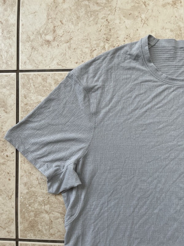 Lululemon In Mind Men’s Short Sleeve Gray XL T-Shirt Yoga Athletic Training Top gallery