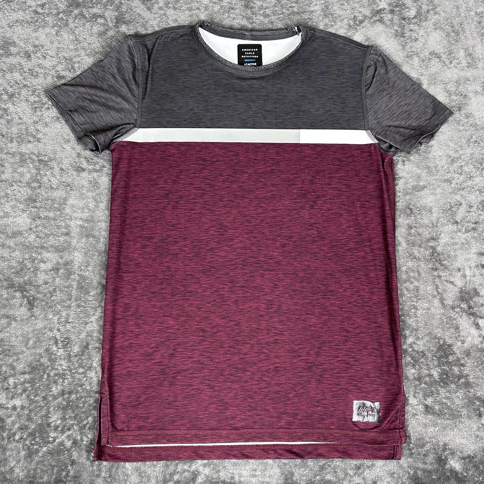 Men’s American Eagle AE ACTIVE Flex Burgundy Tee Gray/White Sz S gallery