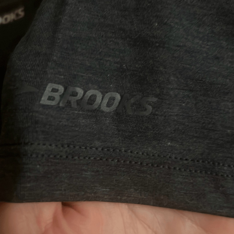 Brooks Pacesetter Medium Tee gray snow globe Run Happy gallery
