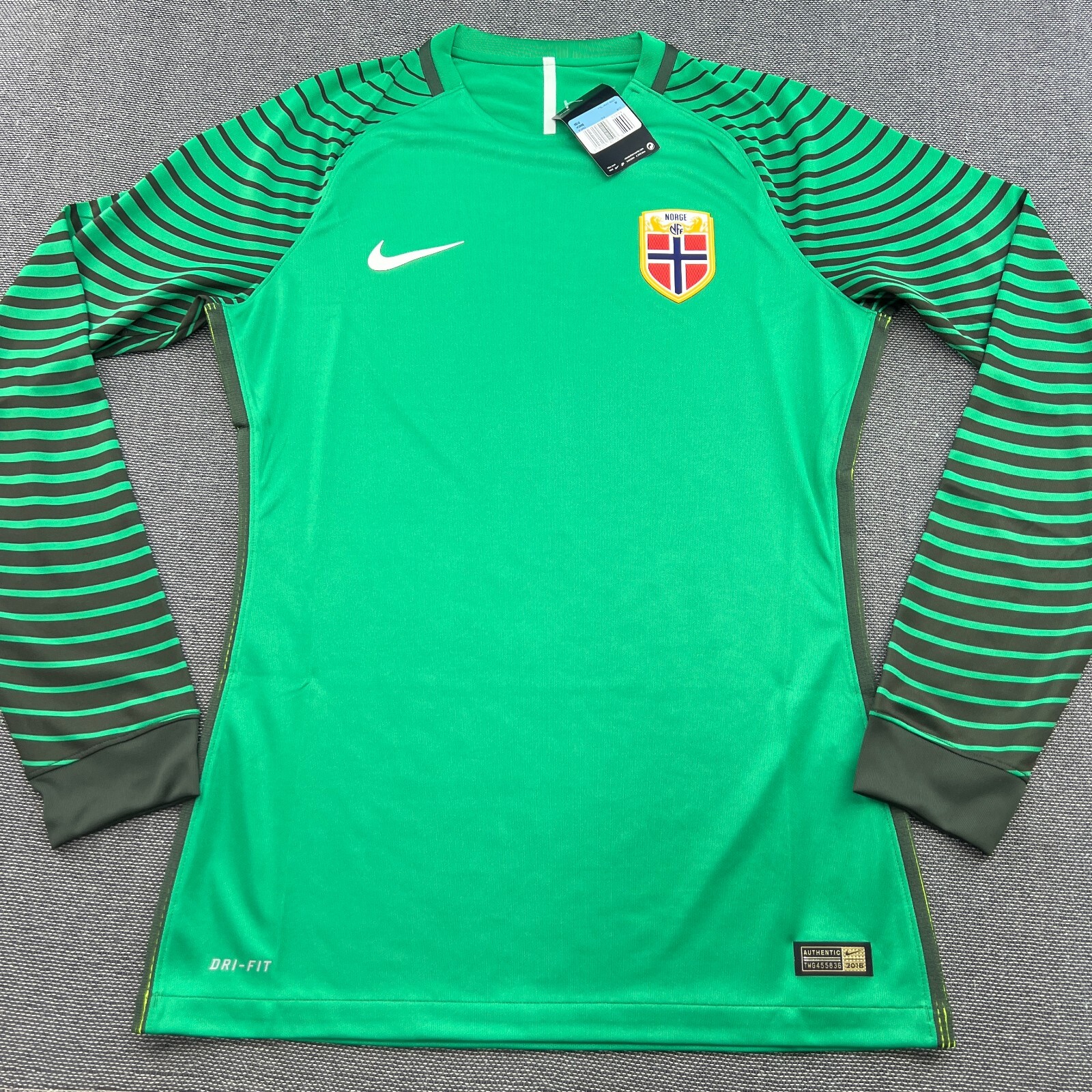 Norway Nike 2016-2017 Goalkeeper Jersey Medium Football Shirt Adult Green gallery