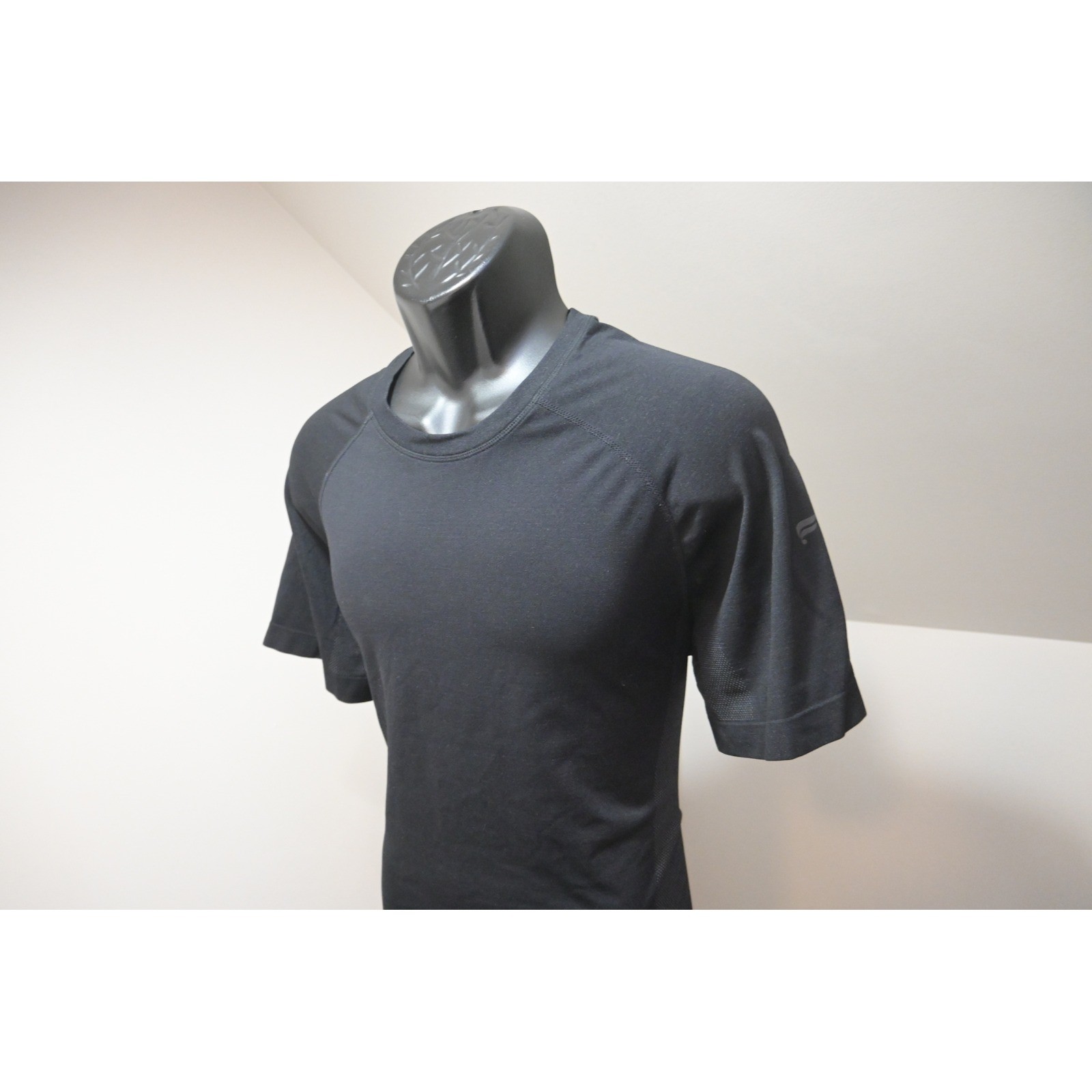 Fabletics Performance Gym T-Shirt Mens Large Black Seamless Mesh Activewear EUC gallery